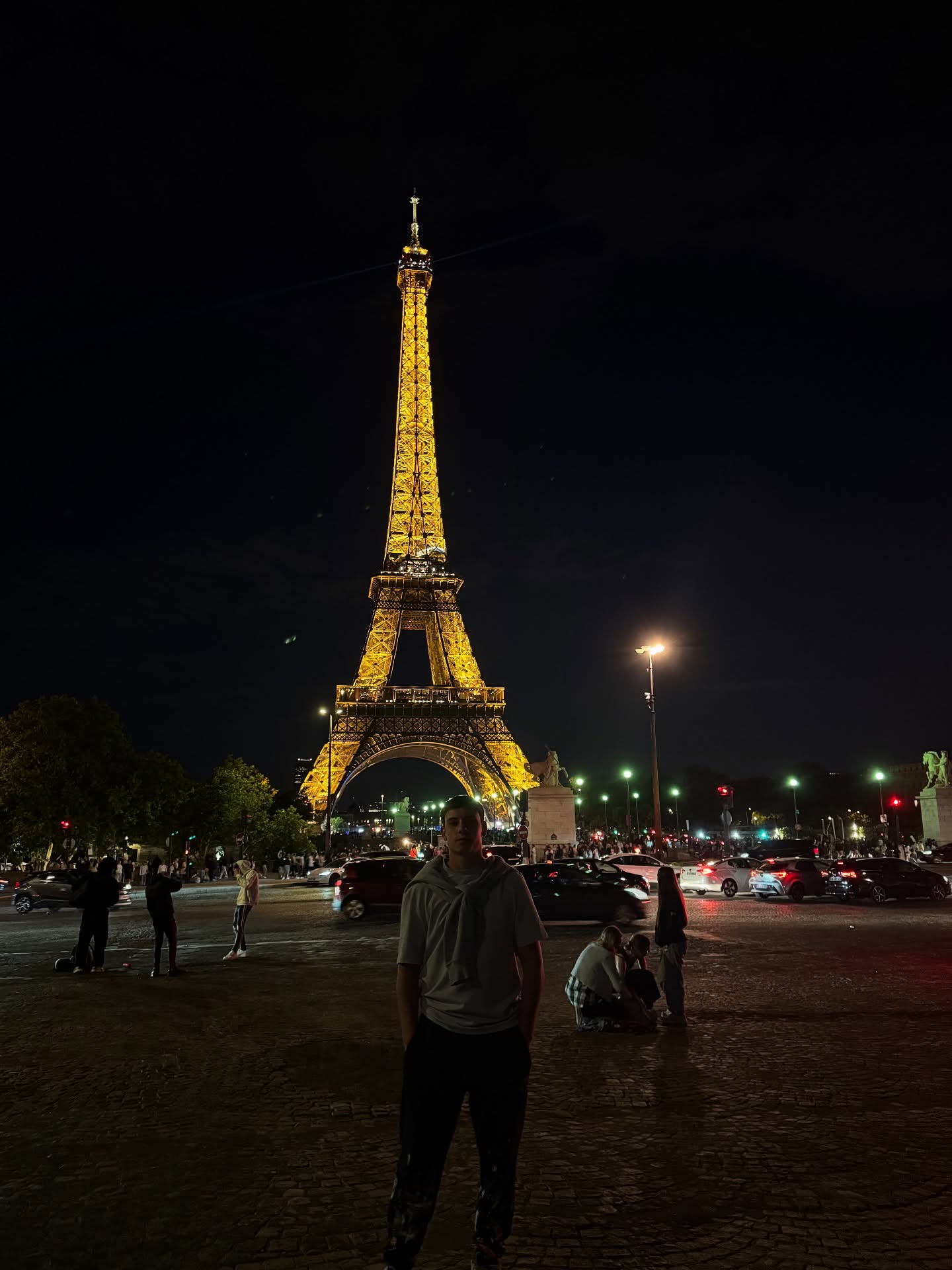 Joaquín Urban de viaje en París, frente a la Torre Eiffel
